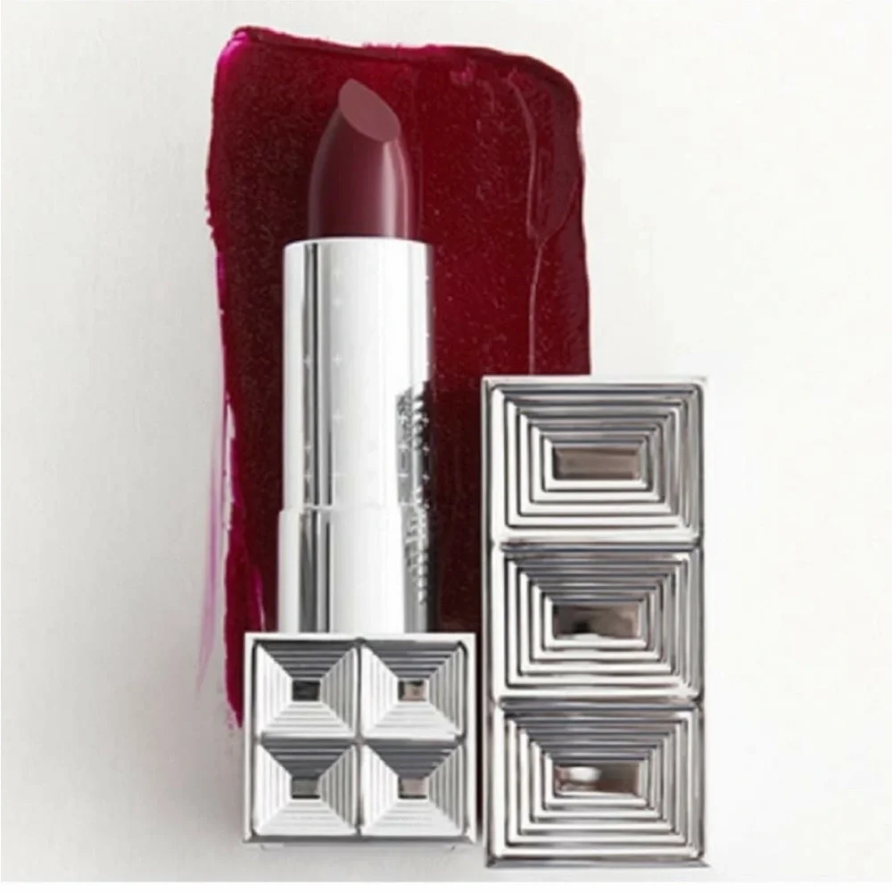 Belle en Argent Auteur Creme Lip Color in Smoking On Screen